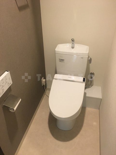 ����4