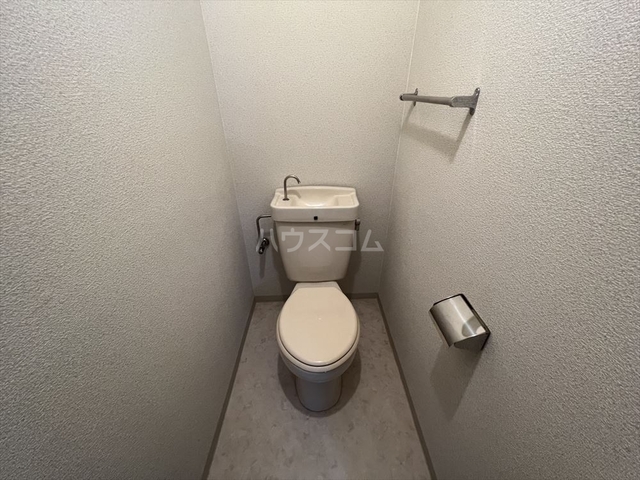 ����4
