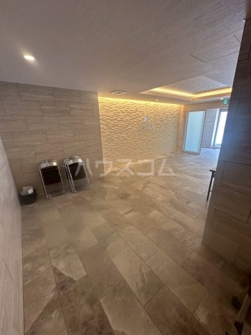 ����9