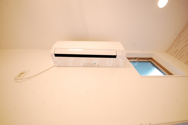 ����9
