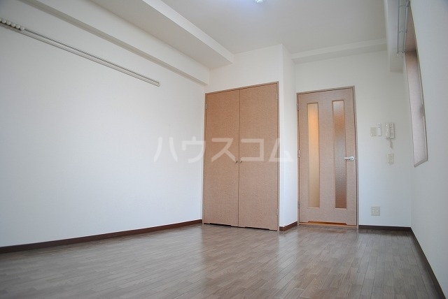 ����17