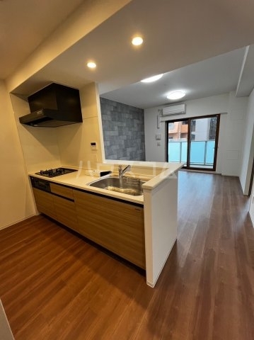 ����15