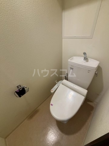 ����4
