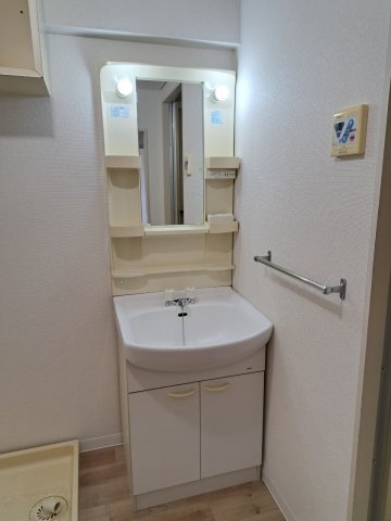 ����4