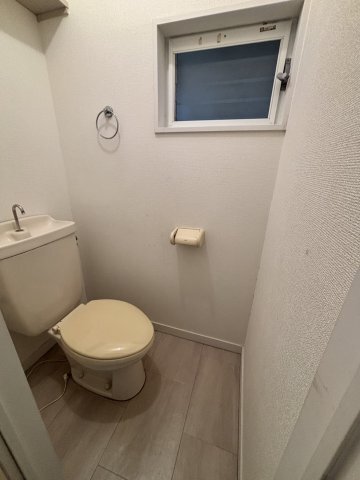 ����4
