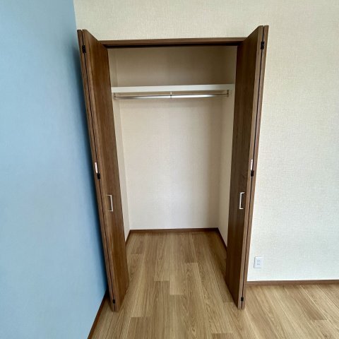 ����15