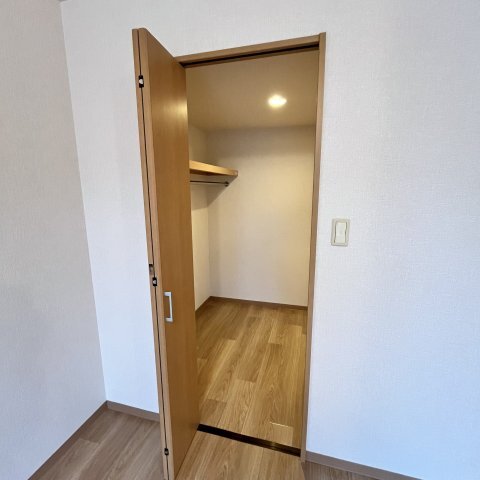 ����17