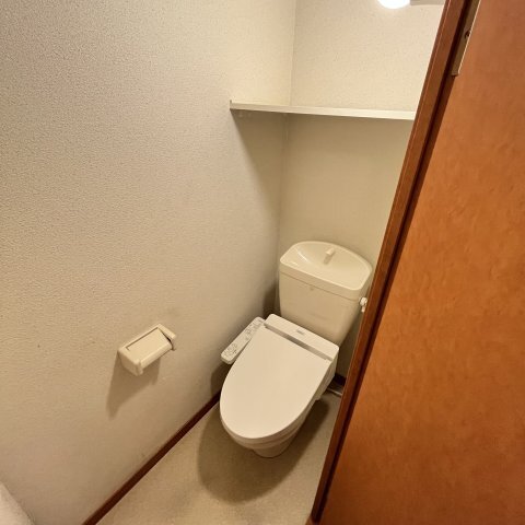 ����23