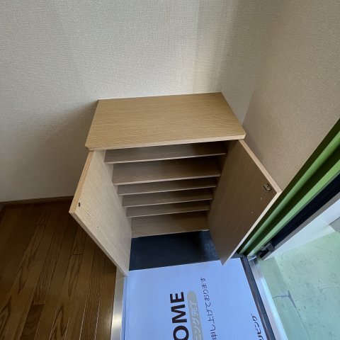 ����4