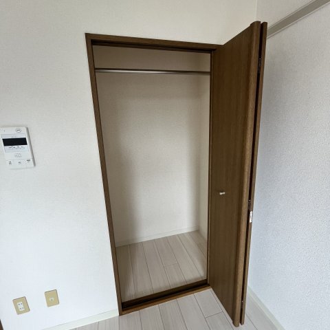����15