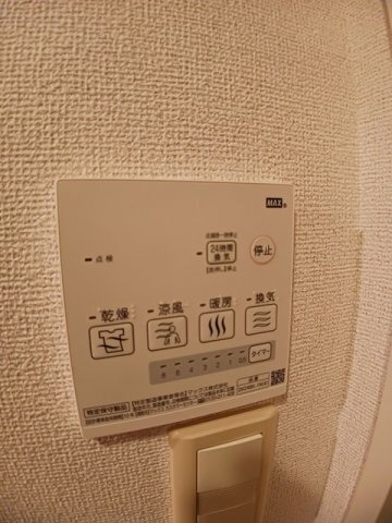 ����12