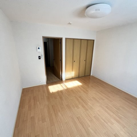 ����15
