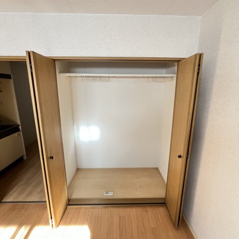 ����16