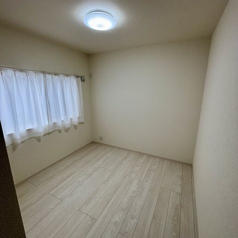 ����15