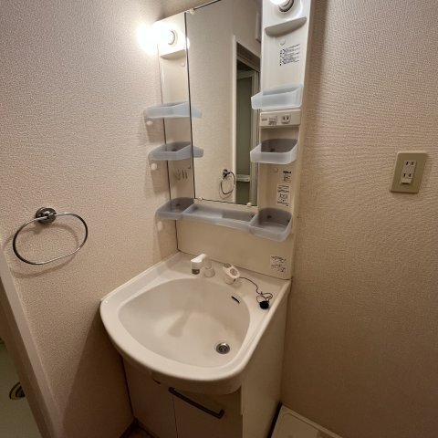����17