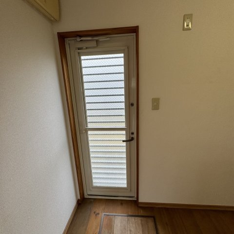 ����15