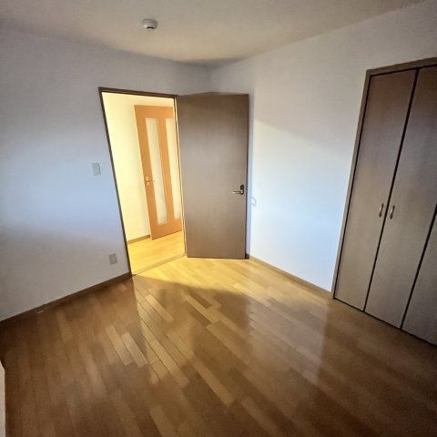����26