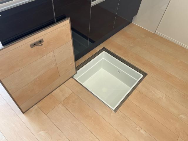 ����15