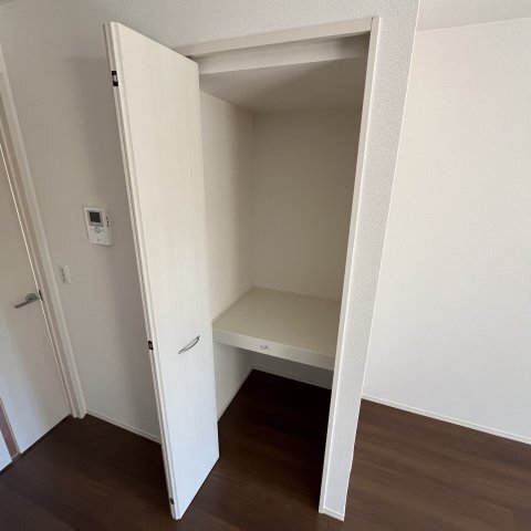����15