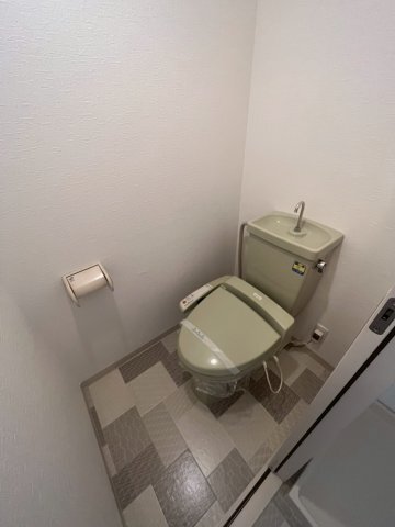 ����4