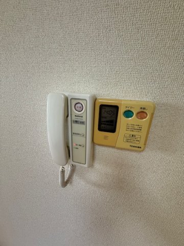 ����12