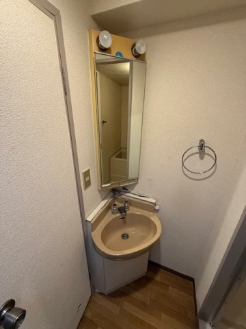 ����5