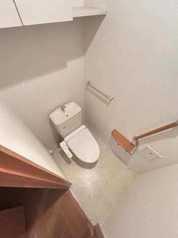 ����4